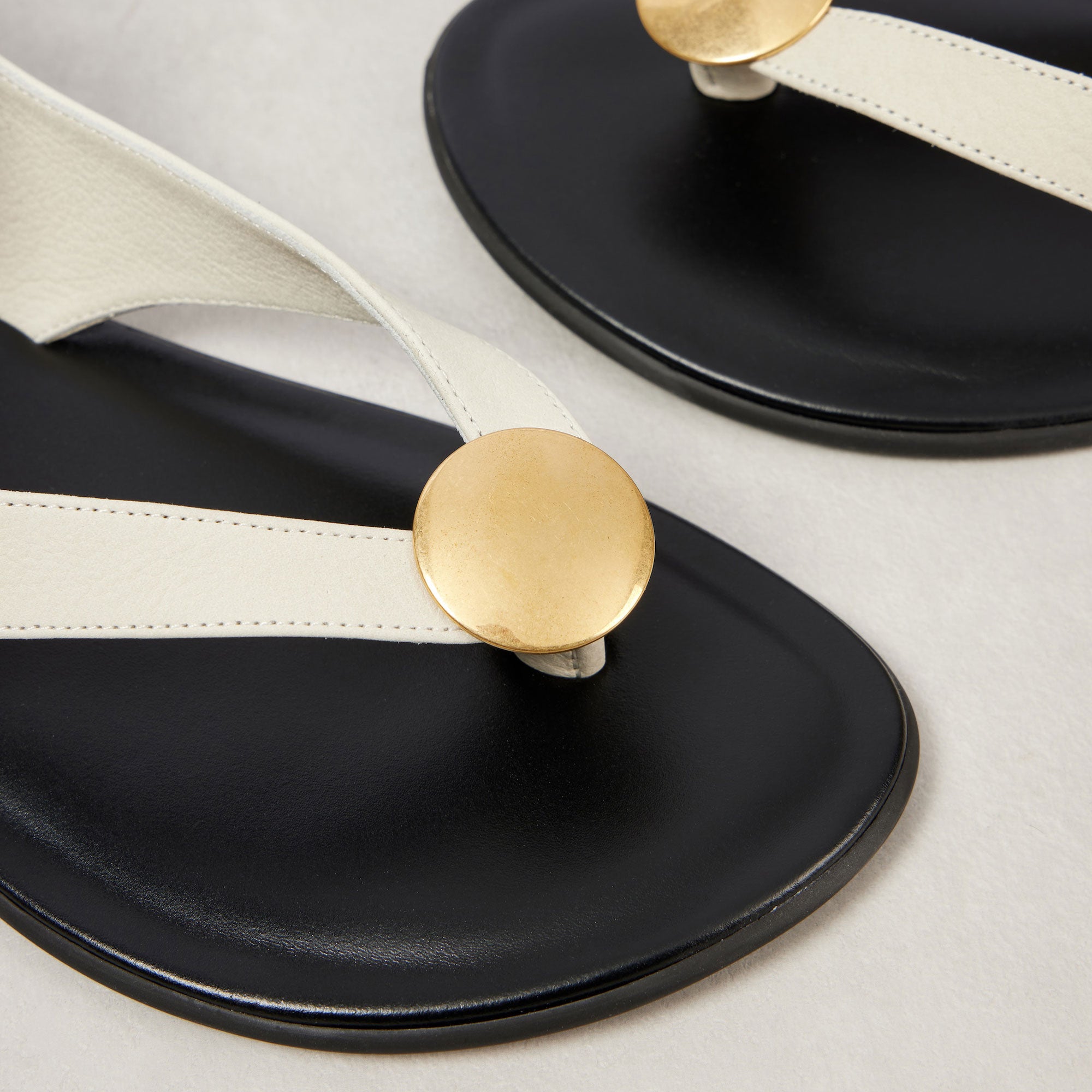 Flat Sandals for Women Ankle Strappy Flip Flops Sandals Ladies Summer Slides with Metal Circular